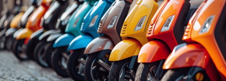 Rij met scooters met allerlei verschillende kleuren