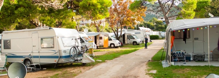 Caravans op een camping in het buitenland
