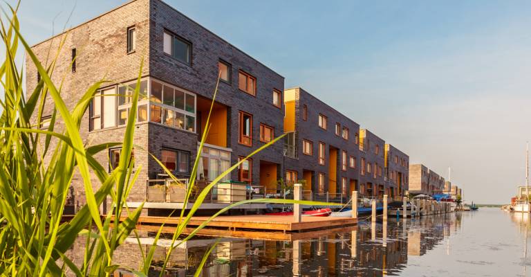 Een rij huizen bij het water in Almere