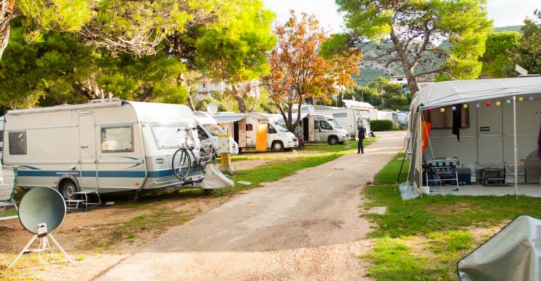 Caravans op een camping in het buitenland