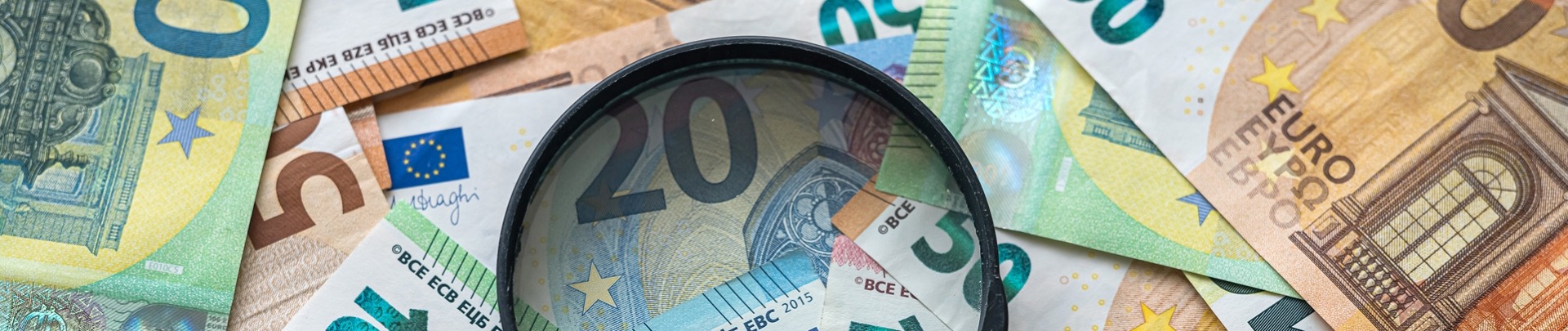 Eurobiljetten met een vergrootglas erboven