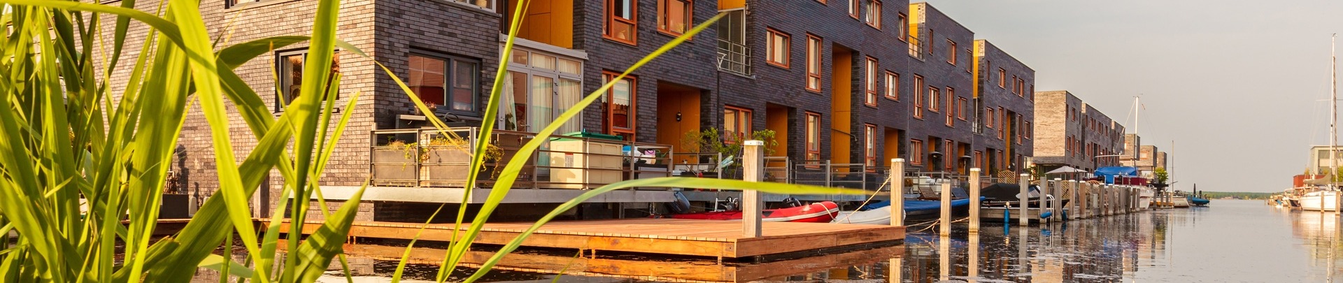 Een rij huizen bij het water in Almere