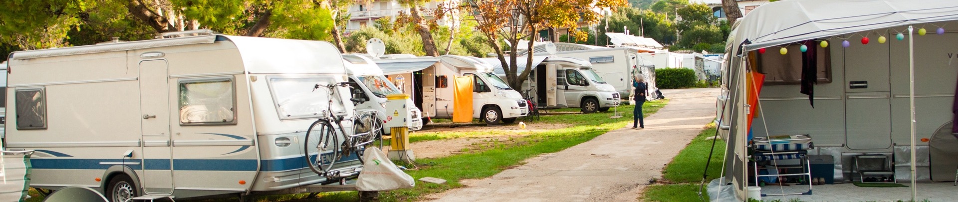 Caravans op een camping in het buitenland